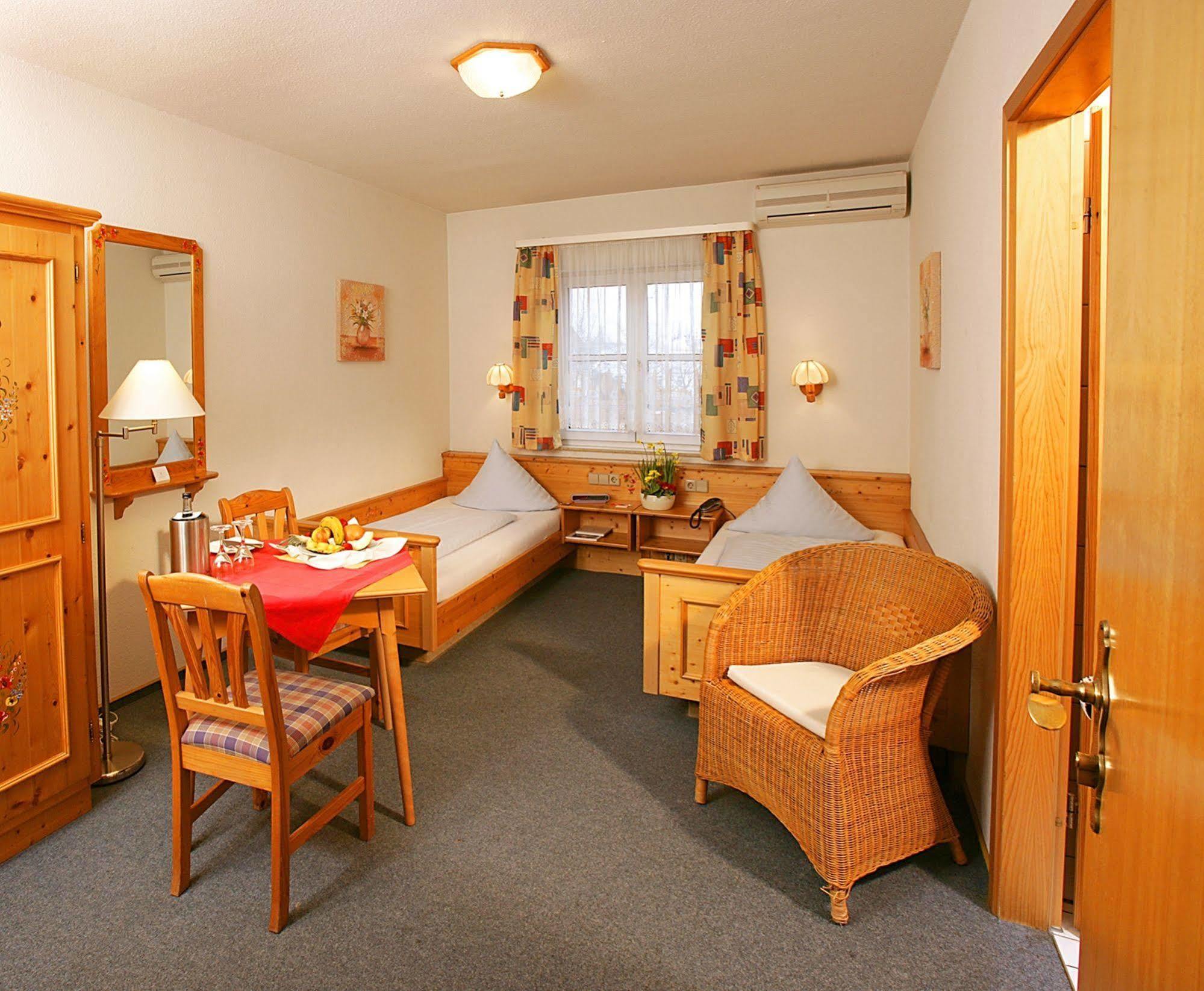 Hotel Beim Schupi คาร์ลสรูเฮอ ภายนอก รูปภาพ