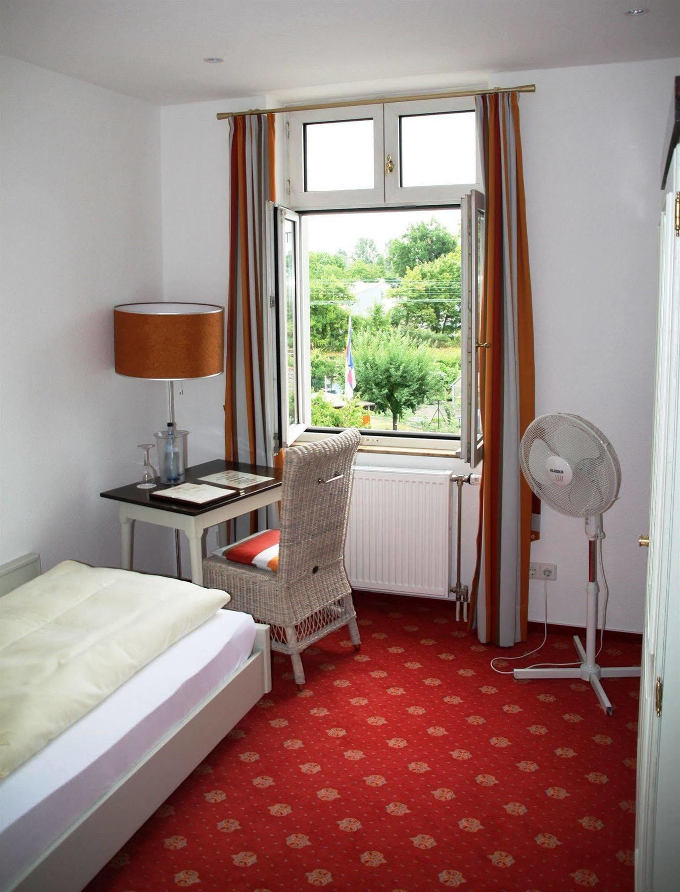 Hotel Beim Schupi คาร์ลสรูเฮอ ภายนอก รูปภาพ